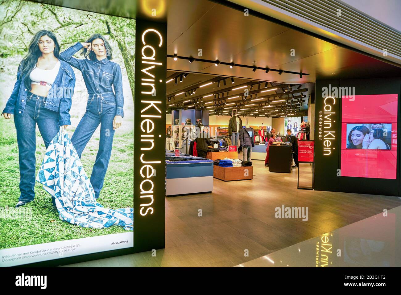 Hongkong, CHINA - CIRCA JANUAR 2019: Eingang zum Calvin Klein Laden in Elements Einkaufszentrum. Calvin Klein Inc. Ist eine amerikanische Luxusmode Stockfoto
