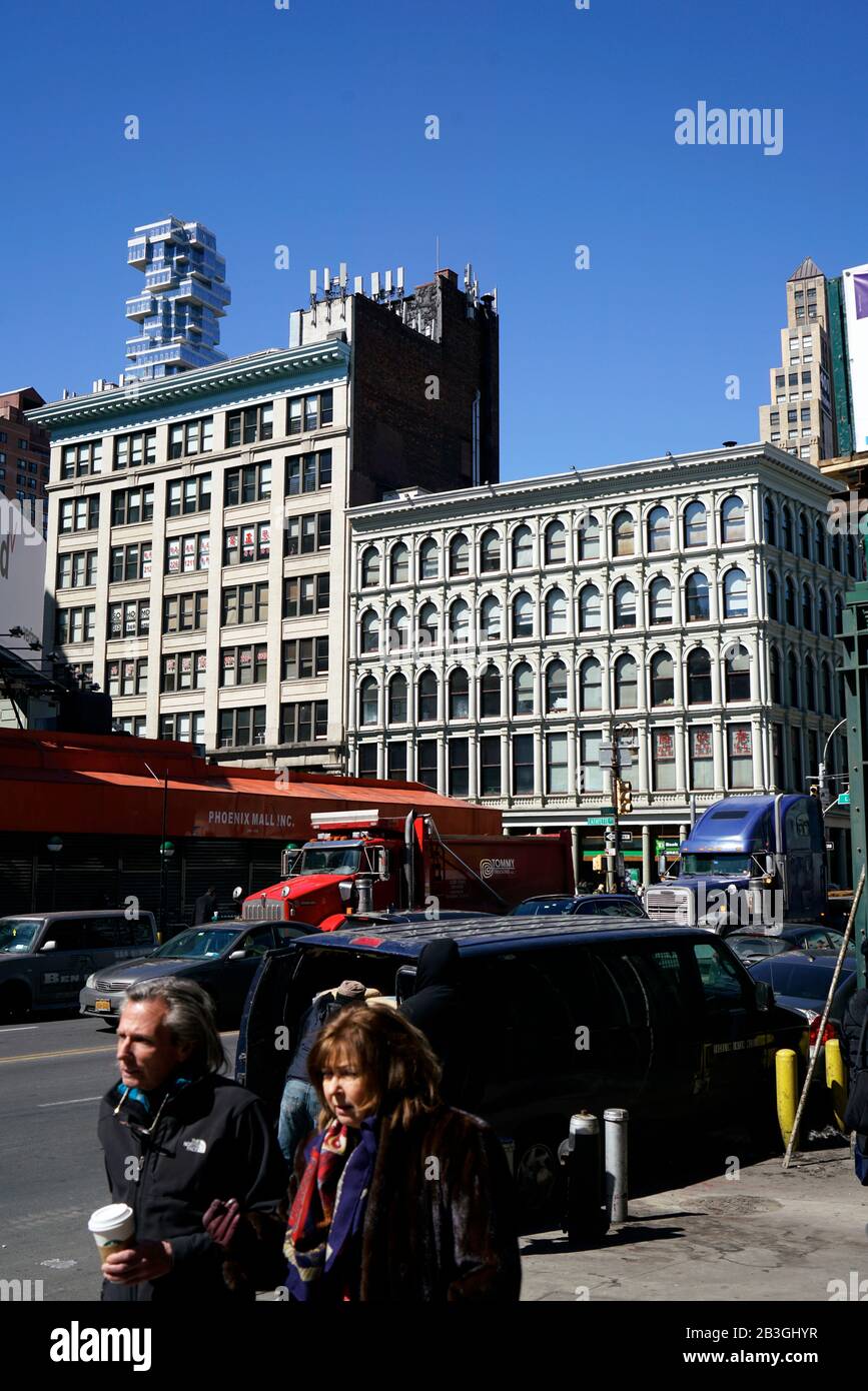Straßenszene in der Canal Street und der Center Street in Chinatown Mit 56 Leonard Street Luxus-Eigentumswohnung im Hintergrund.Lower Manhattan.Neu York City, USA Stockfoto
