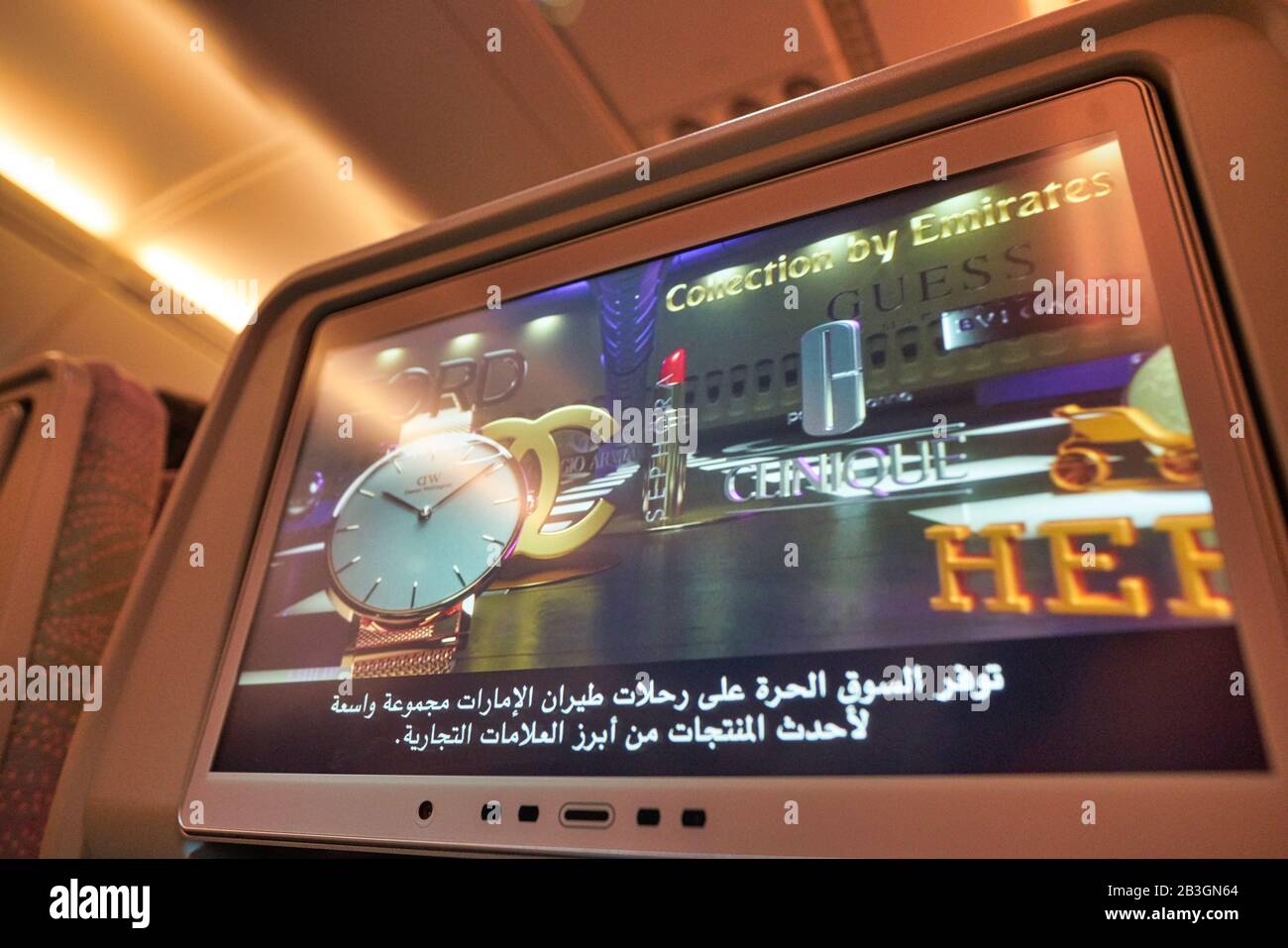 Dubai, VAE - CIRCA JANUAR 2019: Nahaufnahme eines Rücksitzschirms in der Kabine eines Emirates-Airbus A380-800. Stockfoto