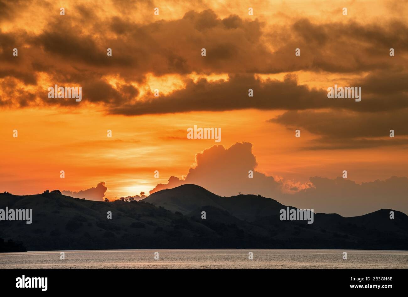 Dämmerung vor Sonnenuntergang an der Küste des Ozeans. Meer und Berge Landscap. Komodo Island. Molukken, indonesische Maluku, Gewürzinseln, indonesische Inseln Stockfoto