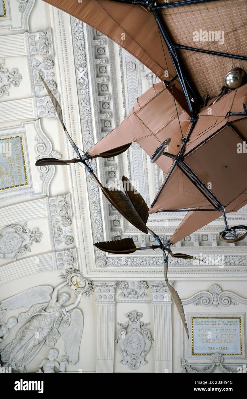 Das ursprüngliche Flugzeug Avion III von Clément Ader wird im Musée des Arts et Métiers.Paris.France ausgestellt. Stockfoto