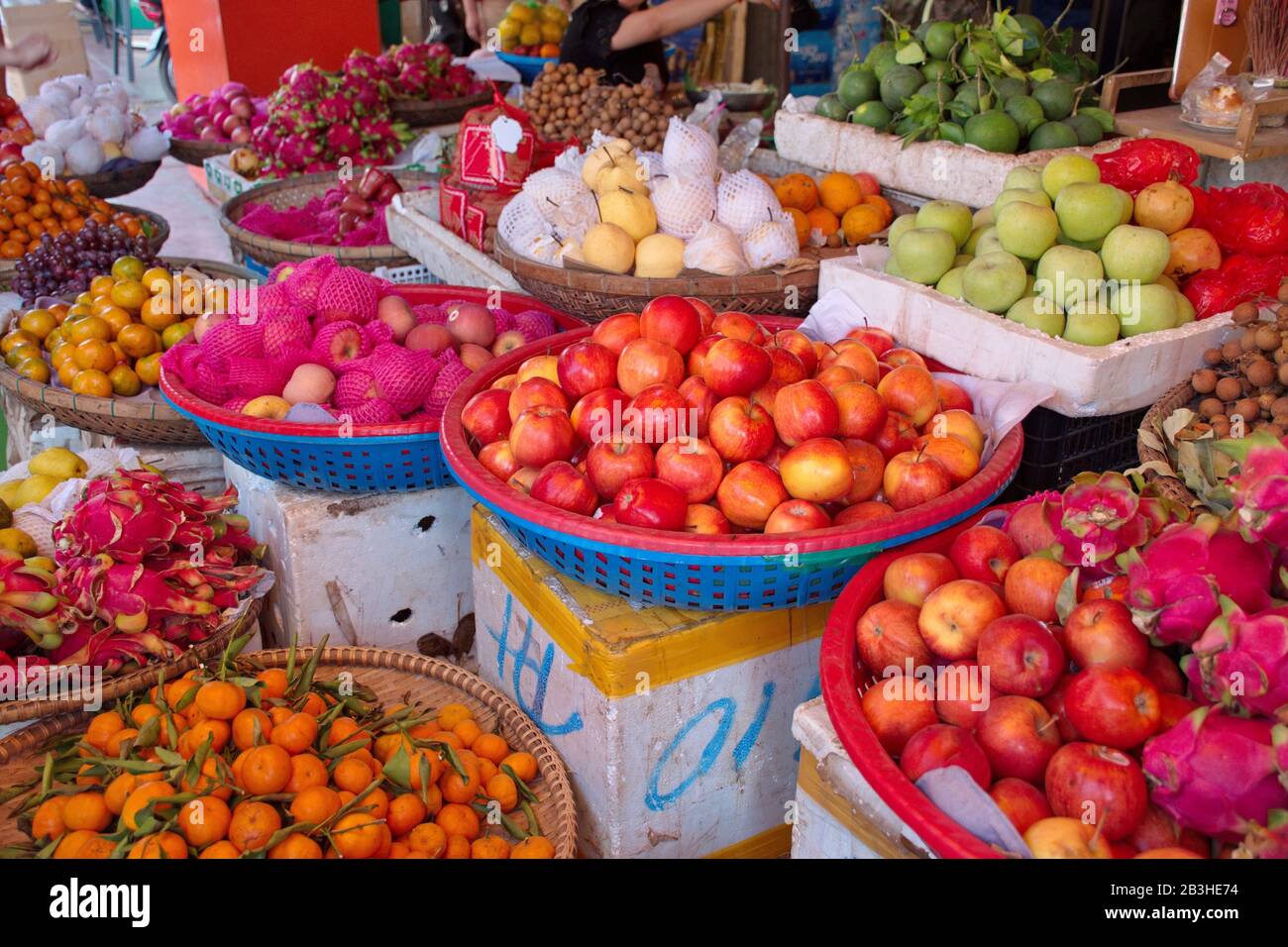Buntes Obst und Gemüse auf Dem Markt in Kambodscha Stockfoto