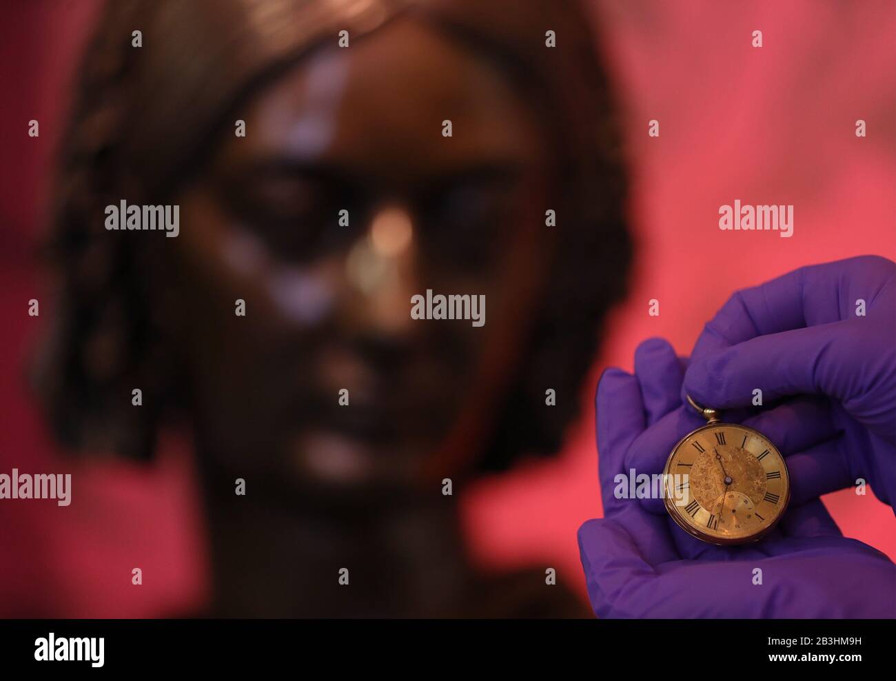 Die goldene Uhr, die von Florence Nightingale während des gesamten Krimkrieges getragen wird und die zum ersten Mal im Rahmen einer Pressevorschau der Ausstellung Nightingale in 200 Objects, People & Places, die ihren 200. Geburtstag feiert, im Florence Nightingale Museum in London zu sehen sein wird, Die vom 8. März bis 7. März 2021 läuft. Stockfoto