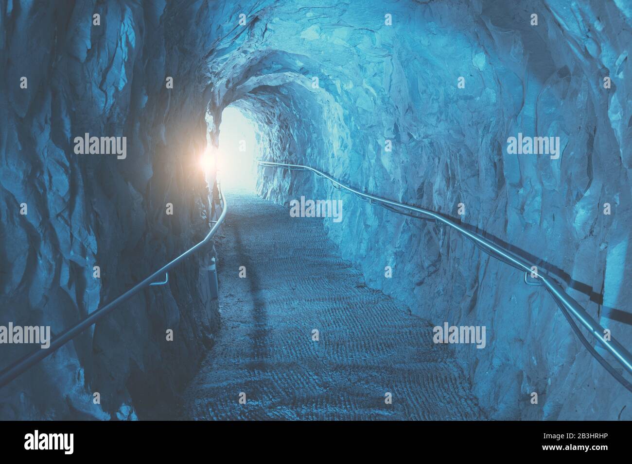 Blauer Tunnel im Felsen. Rosh-Hanikra-Grotten, Israel Stockfoto