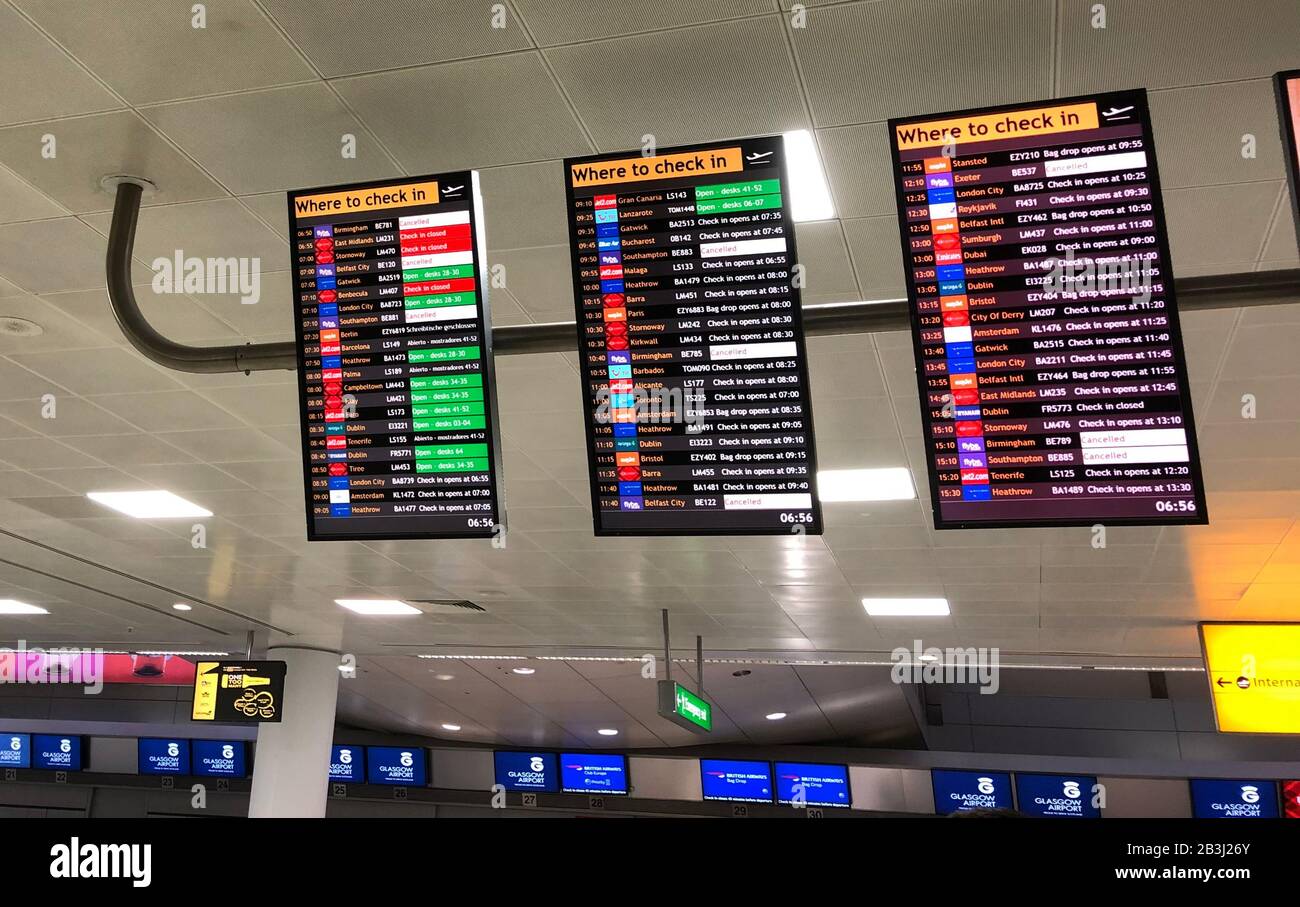 Die Flugabflugstafeln, die stornierte Flüge am Flughafen Glasgow als Flybe, Europas größte regionale Fluggesellschaft, zeigen, sind in die Verwaltung eingebrochen. Stockfoto