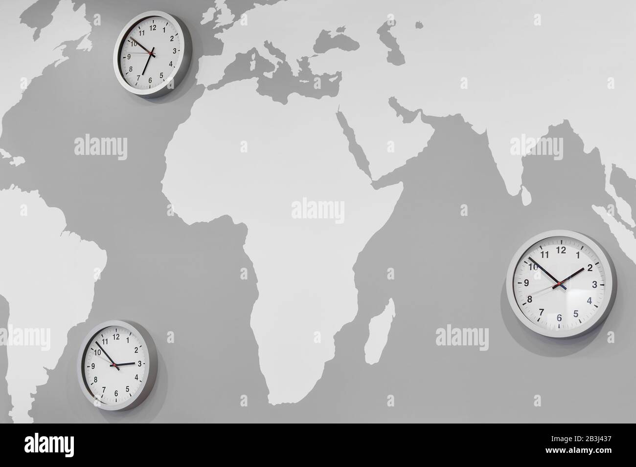 Zeitzonenuhren auf einer Weltkarte. Globales Handelsgeschäft Stockfoto
