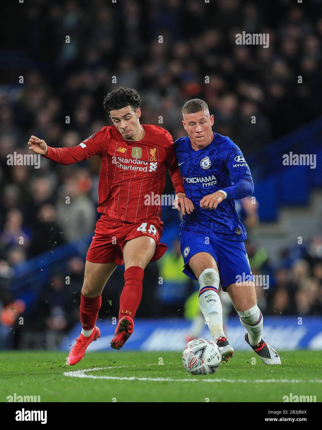 März 2020, Stamford Bridge, London, England; Emirates FA Cup 5th Round, Chelsea V Liverpool: Ross Barkley (08) von Chelsea und Curtis Jones (48) von Liverpool Stockfoto