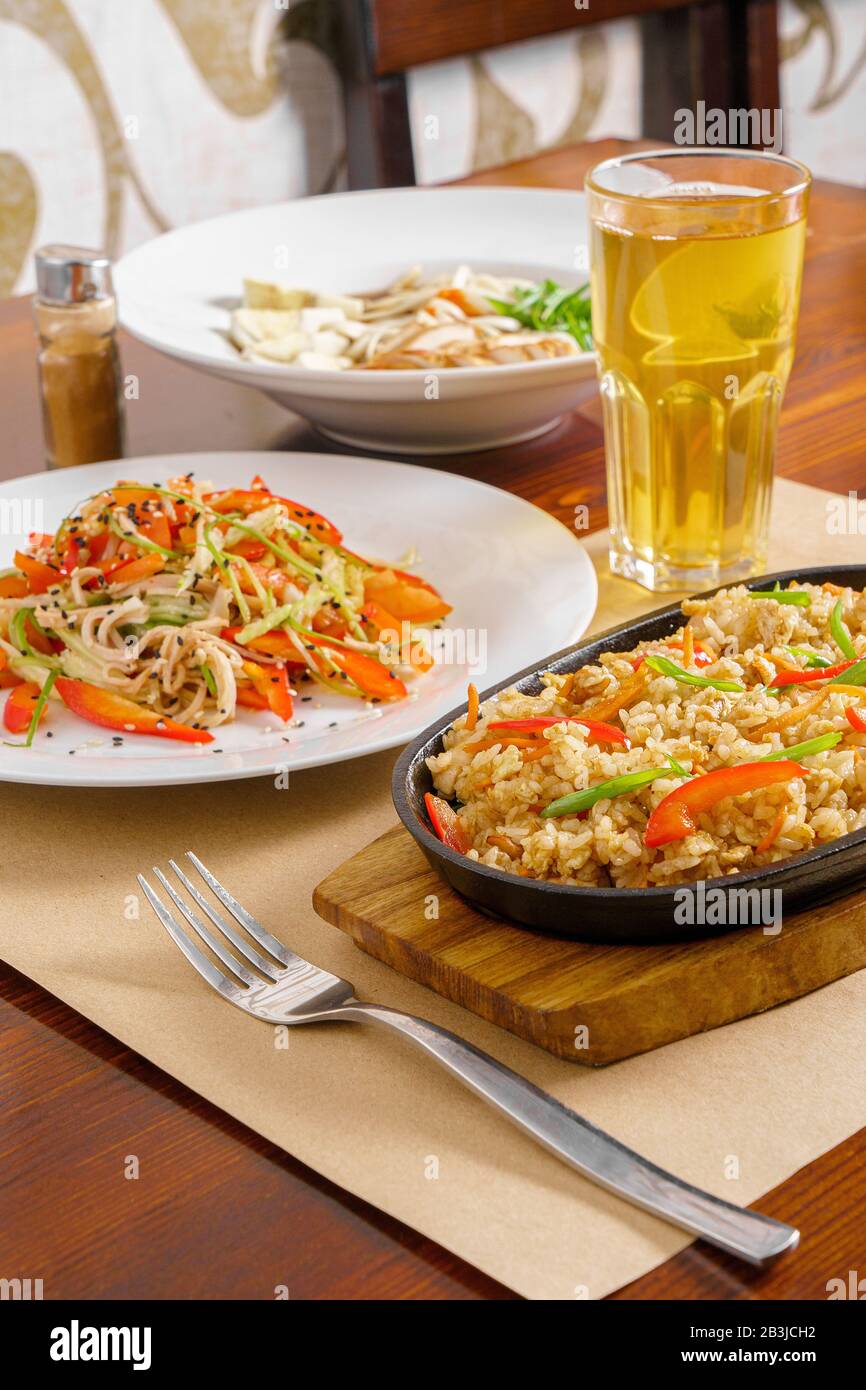 Business-Menü Combo-Menü Abendessen, Drei-Gänge-Abendessen, Reis mit Huhn und Gemüse in einer Pfanne, Gemüse und Funchosalat, Fo Bo Suppe, Saft Stockfoto