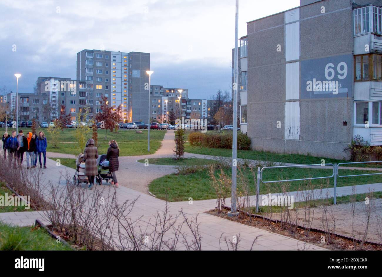 Vilnius, Litauen. Nov. 2019. Blick auf den Stadtteil Fabijoniskes, der als Filmset für die Geisterstadt Prypyat dient. Prypyat wurde im Zusammenhang mit dem Bau des Kernkraftwerks Tschernobyl gegründet und nach dem Reaktorunfall von 1986 evakuiert. (Zu dpa "Tscherniwzi" treibt Atomtourismus in Litauen und der Ukraine an") Kredit: Alexander Welscher / dpa / Alamy Live News Stockfoto