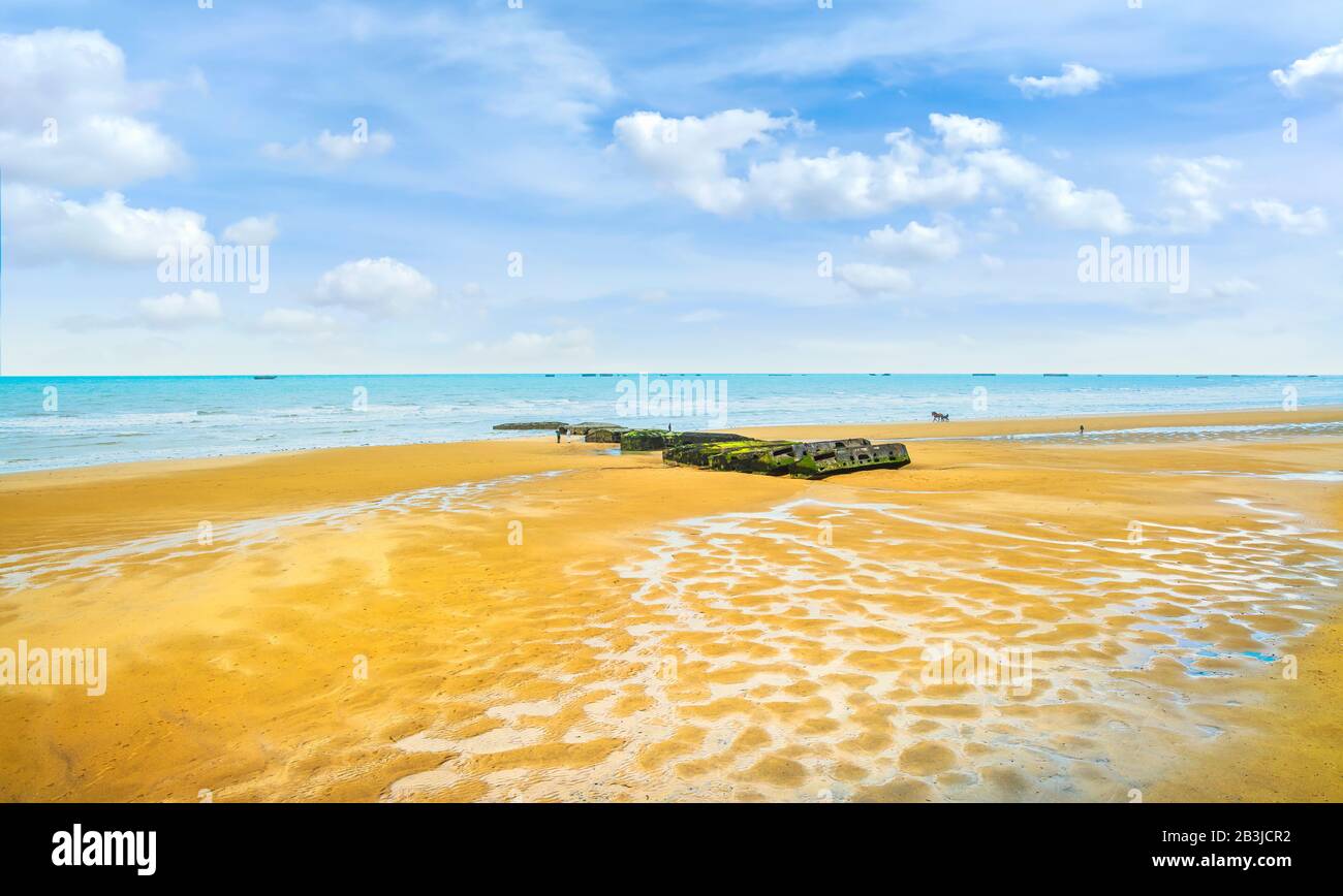 Arromanches-Les-Bains, direkt am Meer Strand und Reste des künstlichen Hafens, am d-Day im zweiten Weltkrieg verwendet. Normandie, Frankreich. Stockfoto