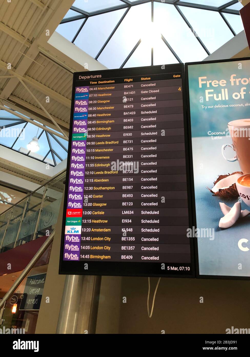 Die Flugabflugstafeln, die stornierte Flüge am Flughafen Belfast als Flybe, Europas größte regionale Fluggesellschaft, zeigen, sind in die Verwaltung eingebrochen. Stockfoto