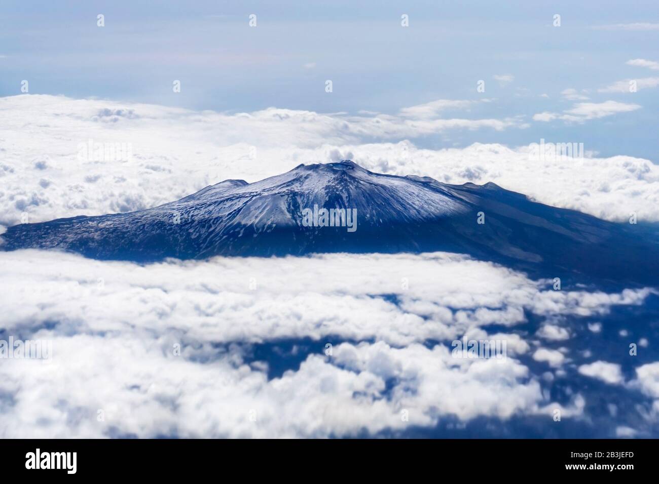 Der Ätna ist schneebedeckt. Luftbild von oben Stockfoto