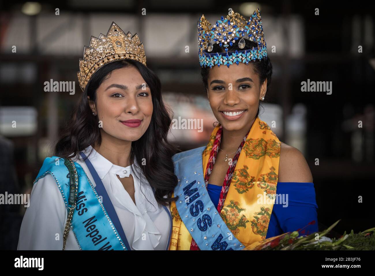 Miss World 2019 Miss Jamaica Toni-Ann Singh (R) und Miss Nepal 2019 Anuskha Shrestha (L) lächeln auf dem Tribhuvan International Airport in Kathmandu. Stockfoto