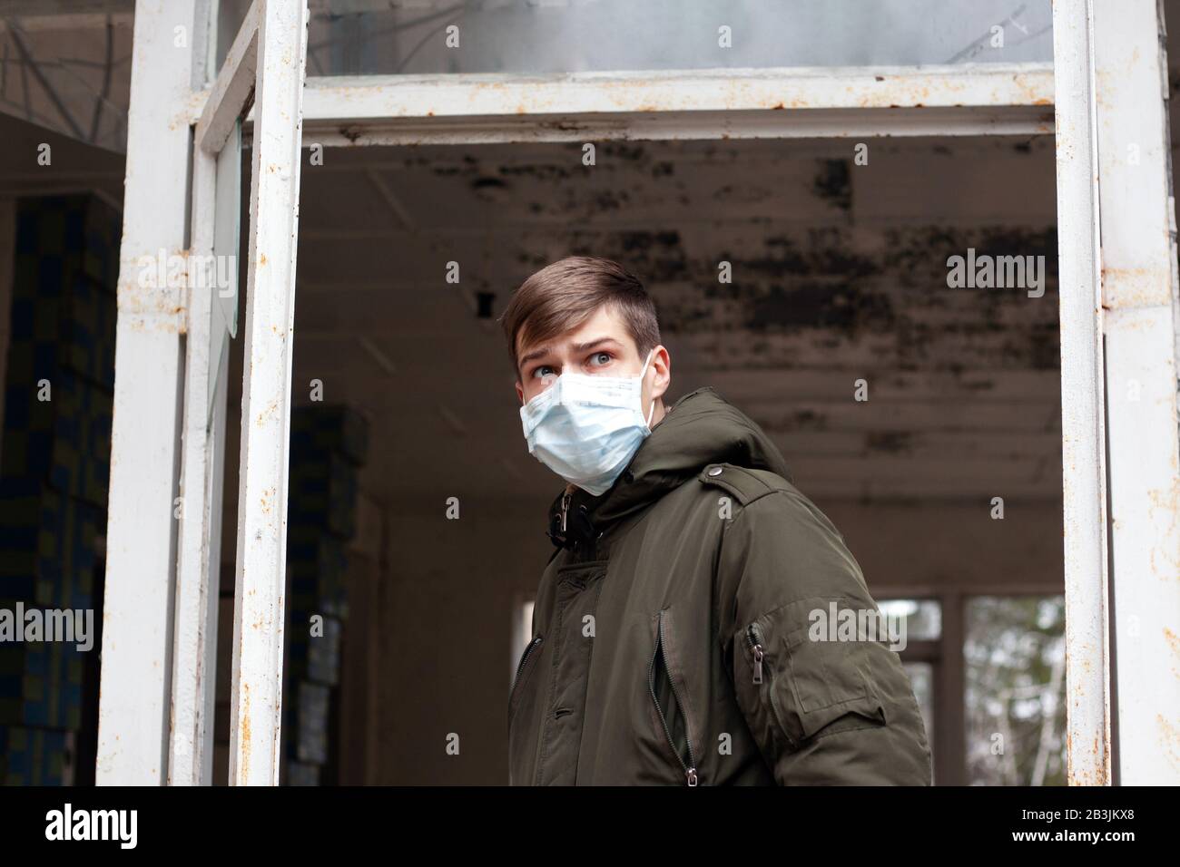 Coronavirus Ausbruch. Quarantäne in der Stadt, Mann mit einer medizinischen Maske. Virale Pandemie-Epidemie Kovid 19. Stockfoto
