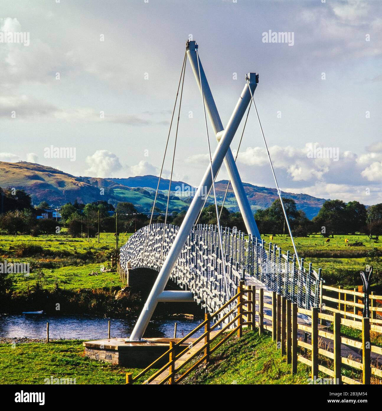 Die Millennium Bridge über den Fluss Dovey (Dyfi) bei Machynlleth, Powys, Wales, Großbritannien. Entworfen von dem Künstler Jon Mills, 2001. Stockfoto