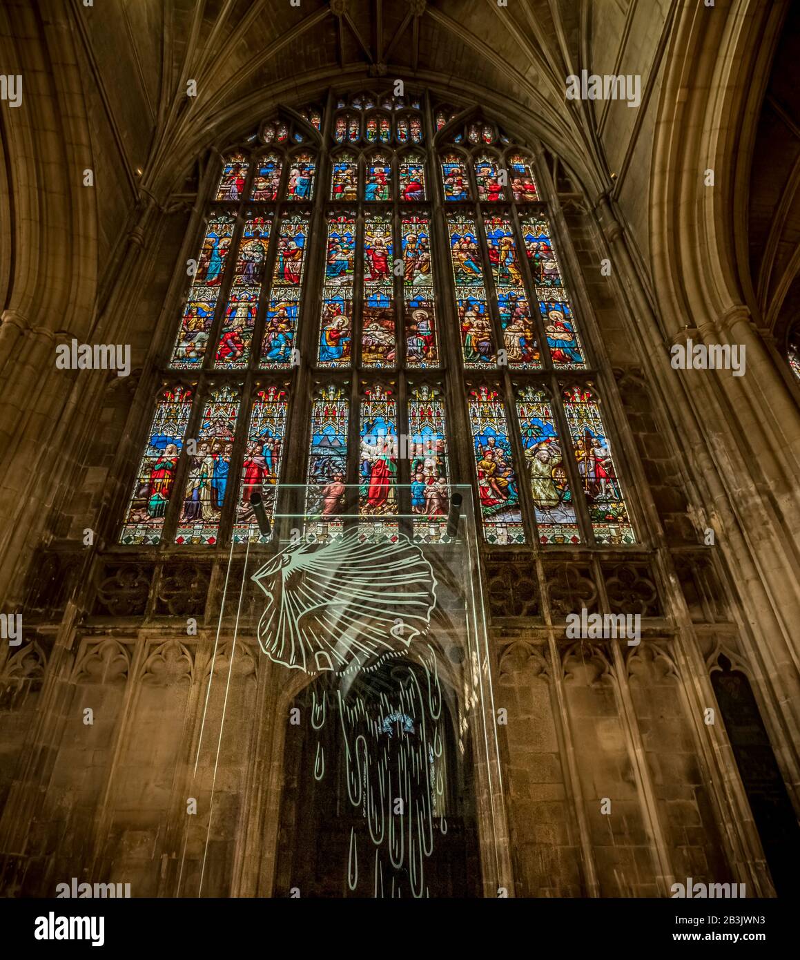 Die Taufe ist ein christlicher Zugangsritus zur Kirche, wie er hier in der Gloucester Kathedrale symbolisiert wird. Stockfoto