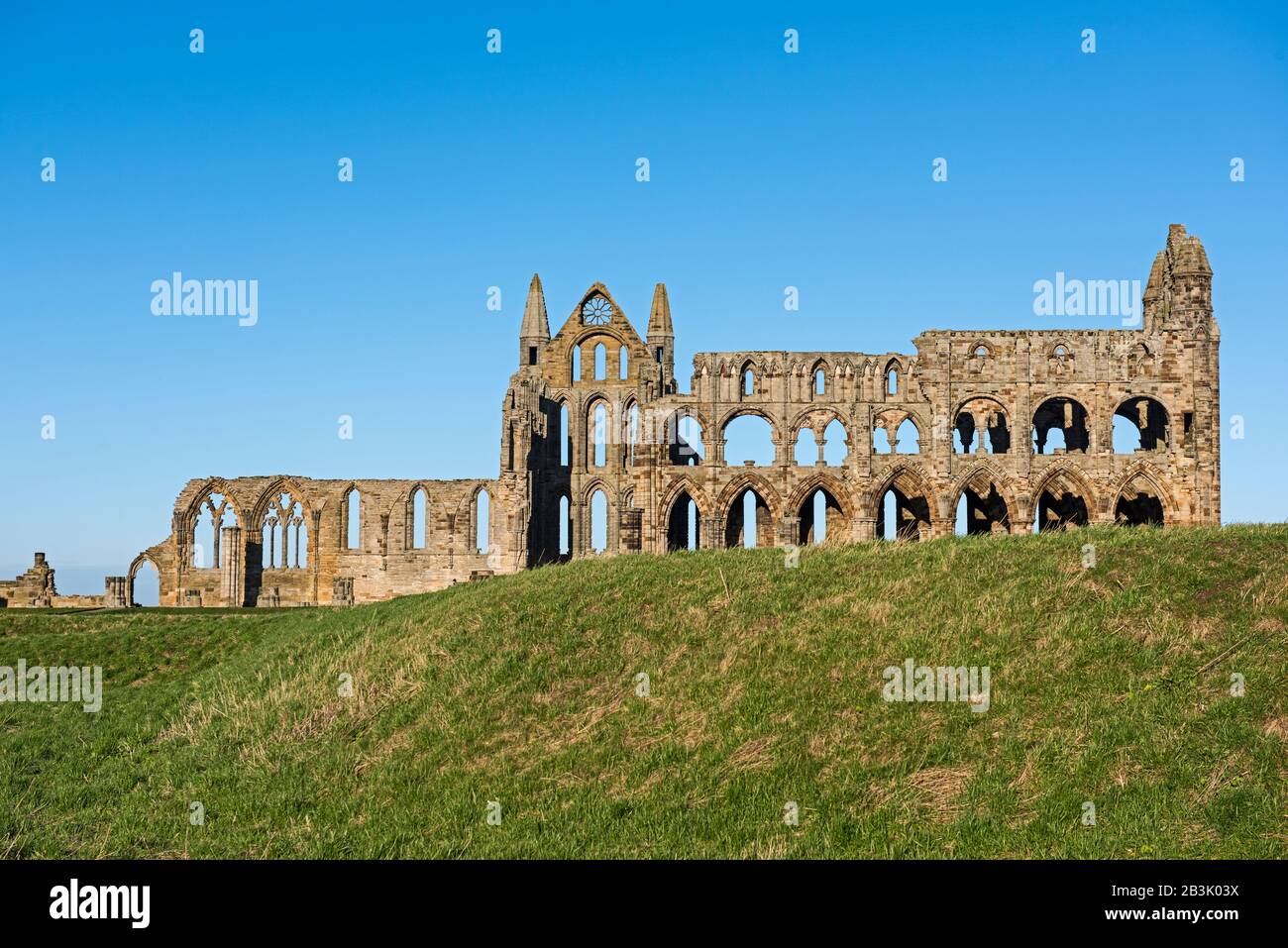 Überreste einer antiken englischen Abteiruine mit gotischer Architektur in ländlicher Landschaft Stockfoto