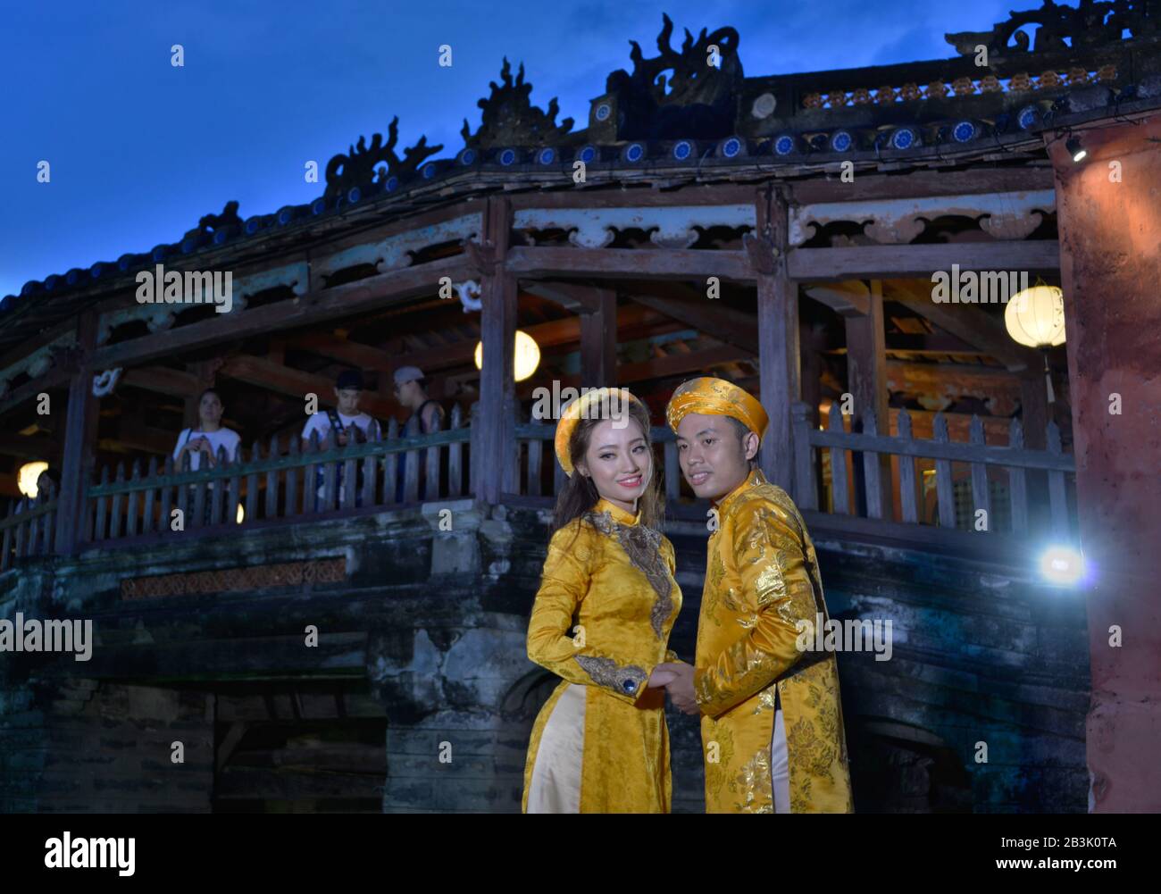 Hochzeitspaar, Japanische Bruecke, Hoi An, Vietnam Stockfoto