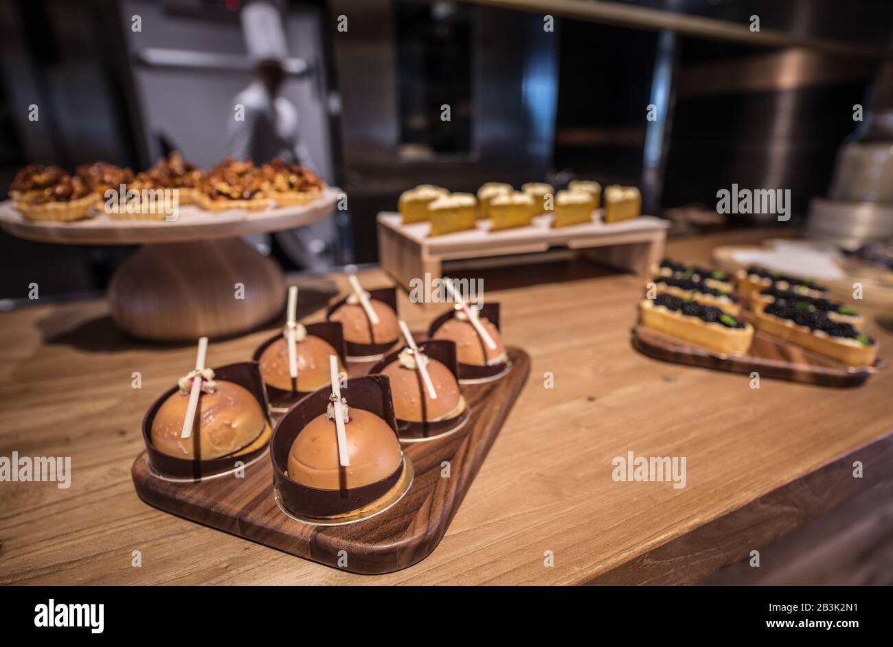 Peking, СHINA - 01. JUNI 2019: Süßwaren von chinesischen Köchen in traditioneller Küche. Stockfoto