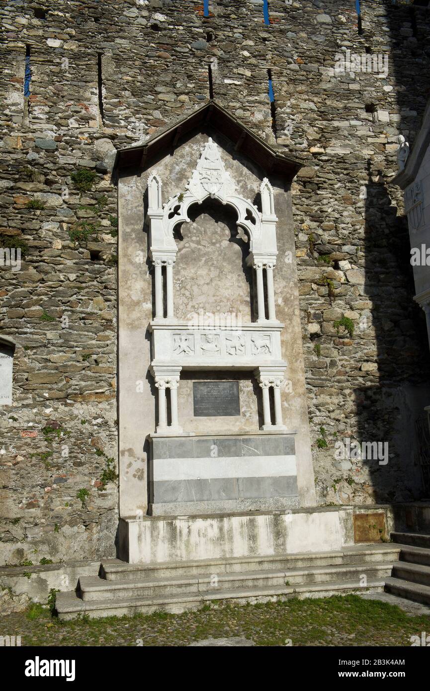 Italien, Lombardei, Dervio, Provinz Lecco, Ostufer des Comer Sees. Das Dorf Corenno Plino, Kirche San Tompaso di Canterbury und arche Andreani Stockfoto