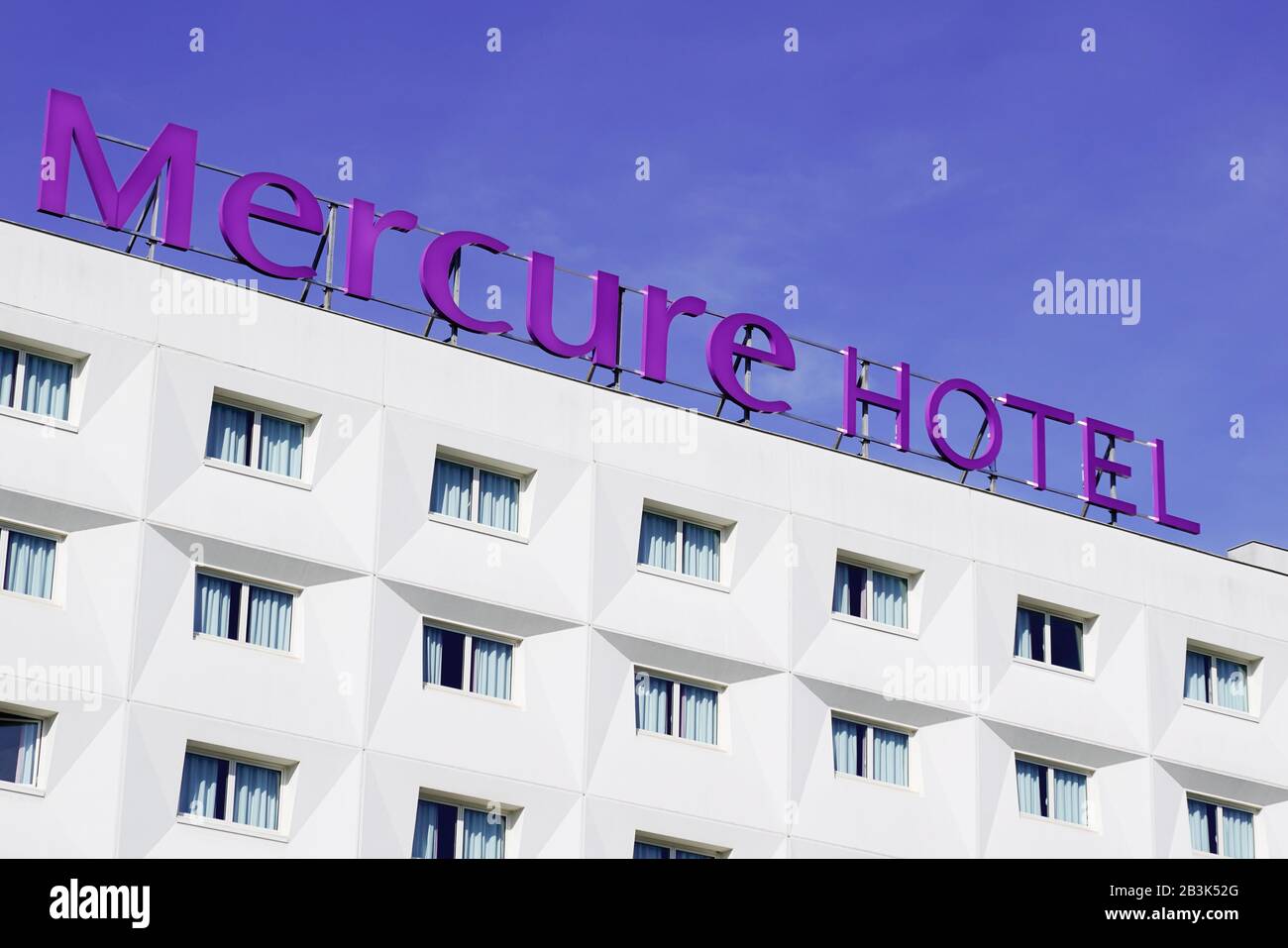 Bordeaux, Aquitanien/Frankreich - 10 28 2019: mercure Hotel unterschreibt Gebäudefassade in der Straße Stockfoto