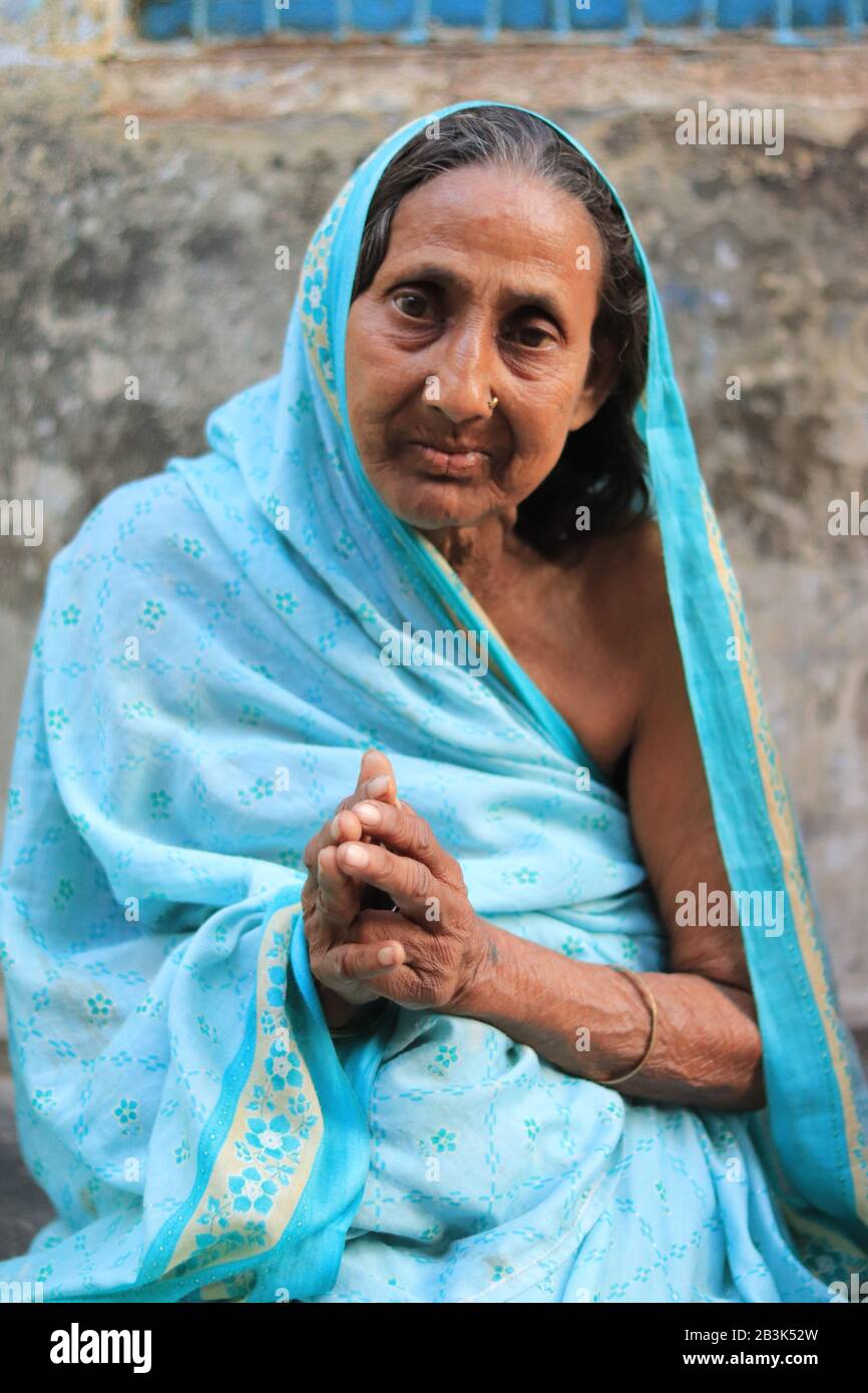 Indische Großmutter in blauer Saree Stockfoto