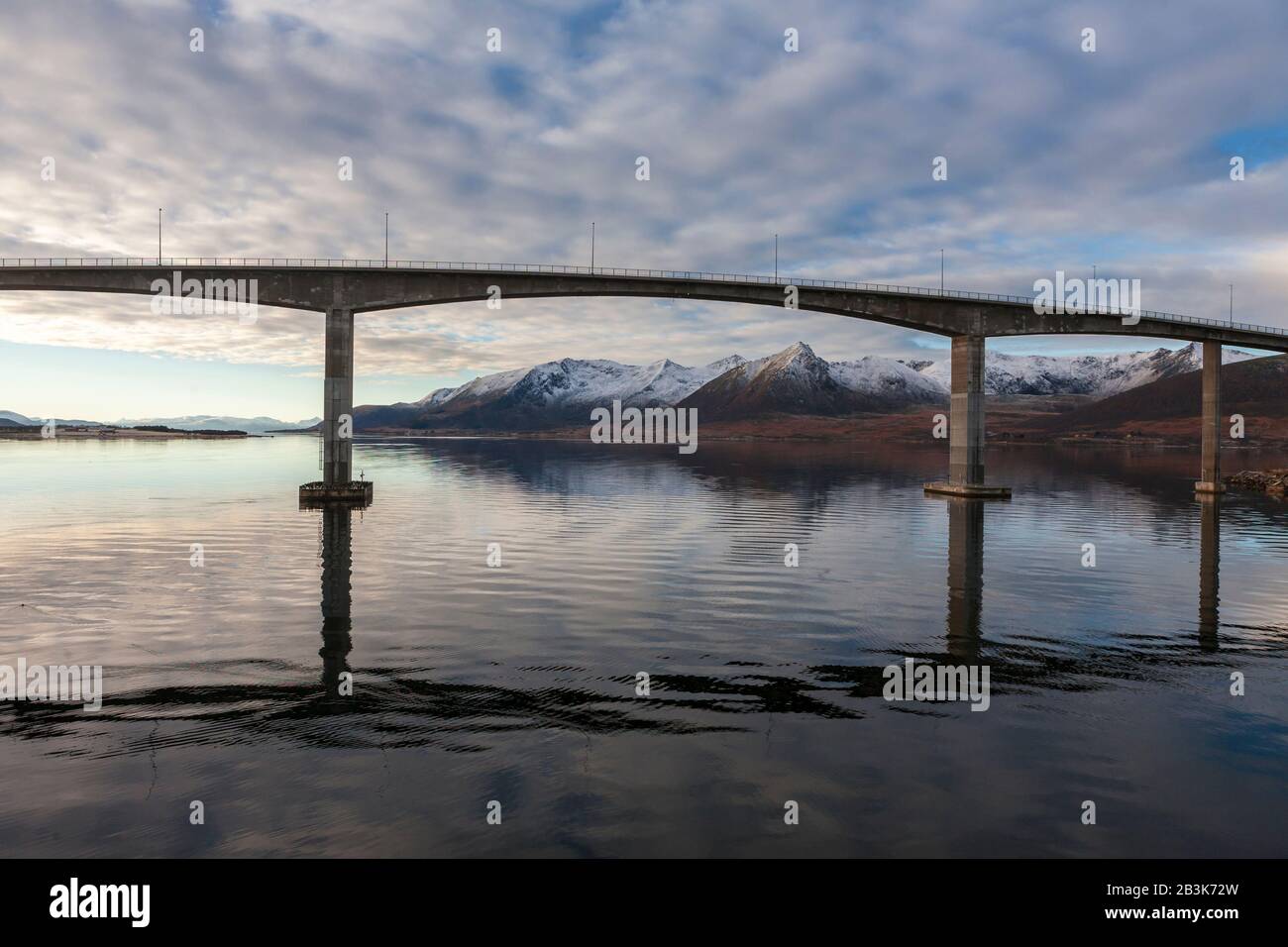 Die Andøybrua (Andøy-Brücke) über die Risøysundet zwischen Andøya und Hinnøya, Andøy, Nordland, Norwegen Stockfoto