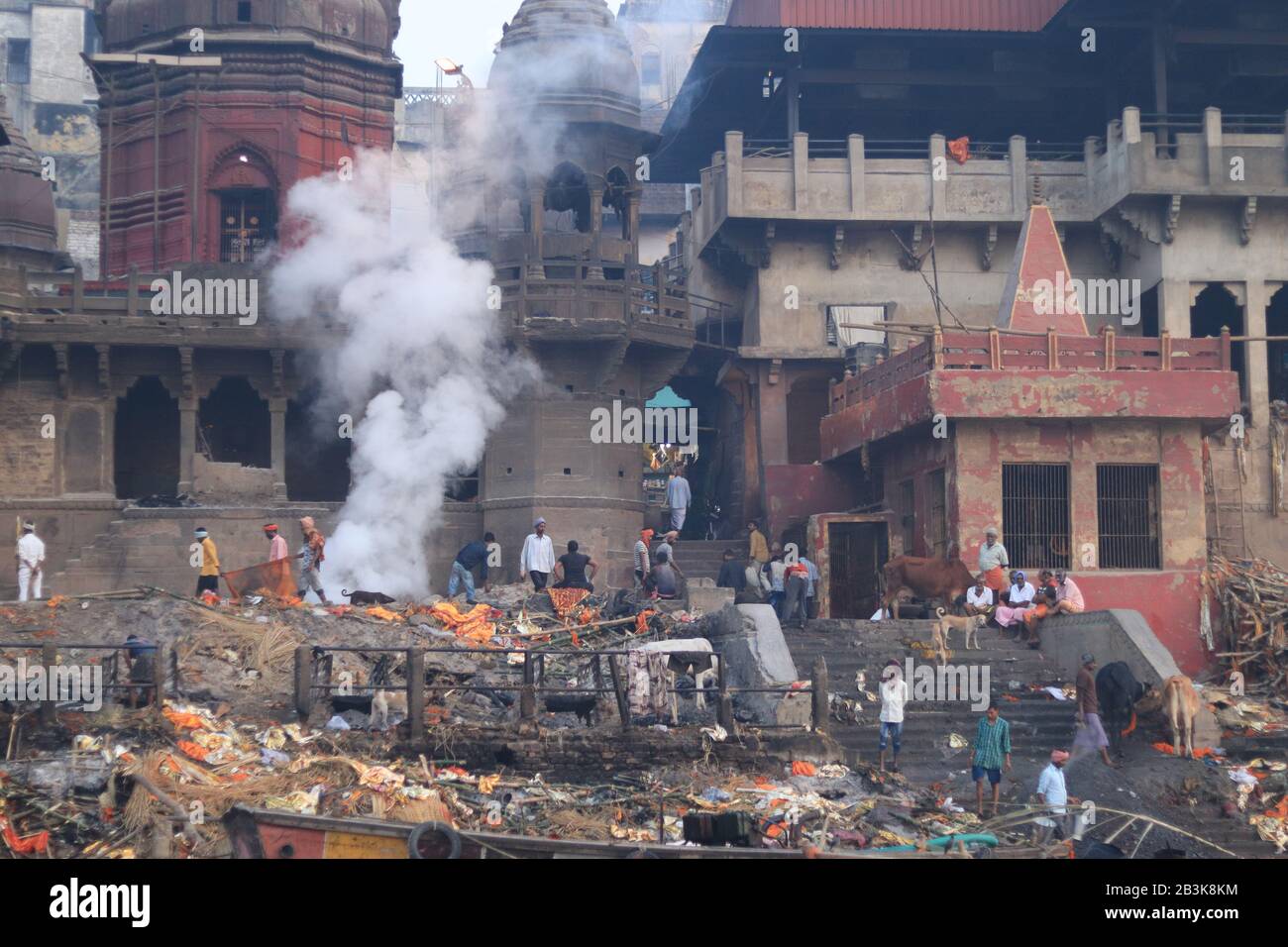 Rauch aus brennendem Scheiterhaufen aus kremendem Körper in Manikarnika Ghat Stockfoto
