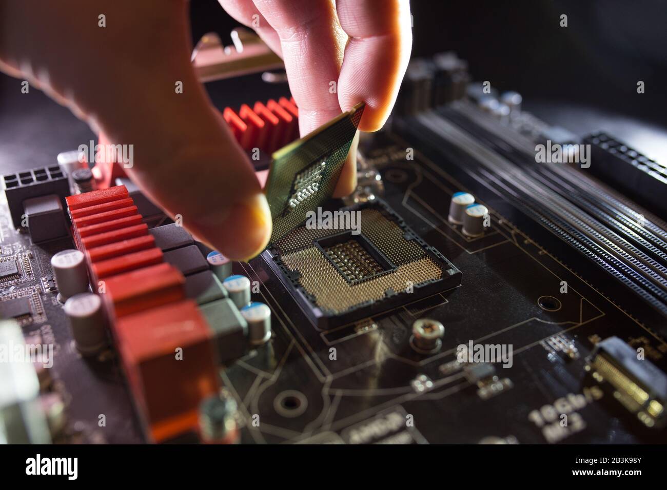Techniker schließen den CPU-Mikroprozessor an den Sockel der Hauptplatine an. Hintergrund des Workshops. PC-Upgrade- oder Reparaturkonzept. Stockfoto