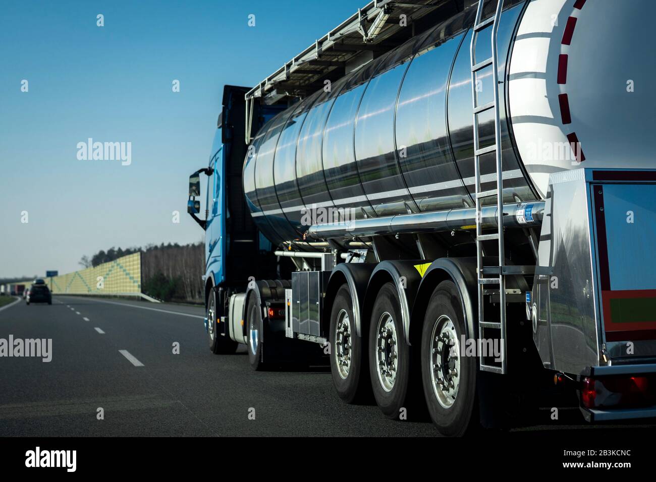 Langer Tankanhänger auf einer Autobahn. Stockfoto