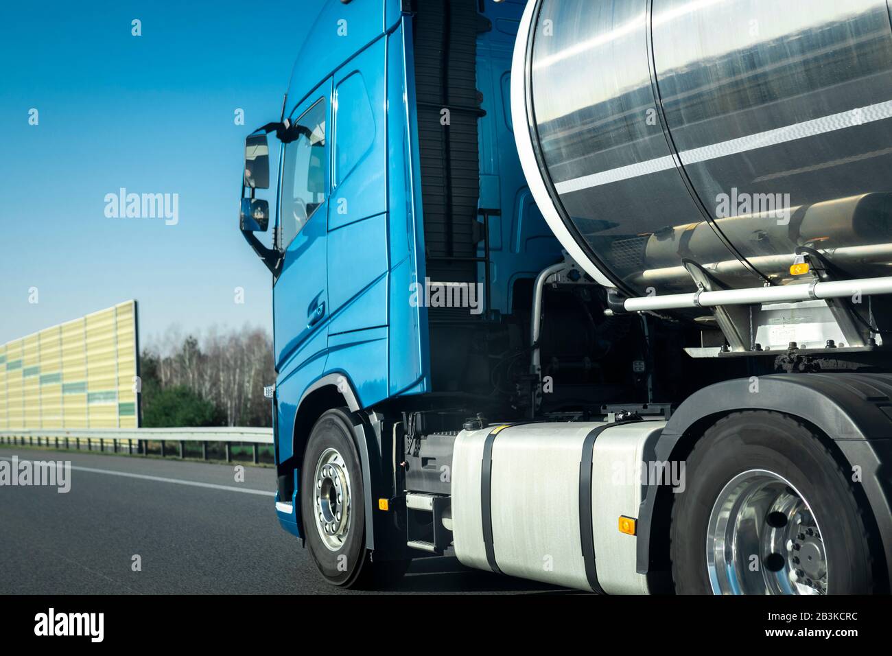 Langer Tankanhänger auf einer Autobahn. Stockfoto