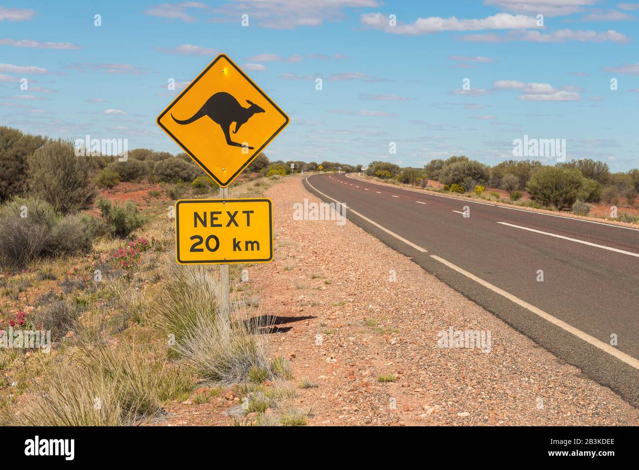 Känguru-StraSsenschild, Outback, Australien. Blauer Himmel Stockfoto