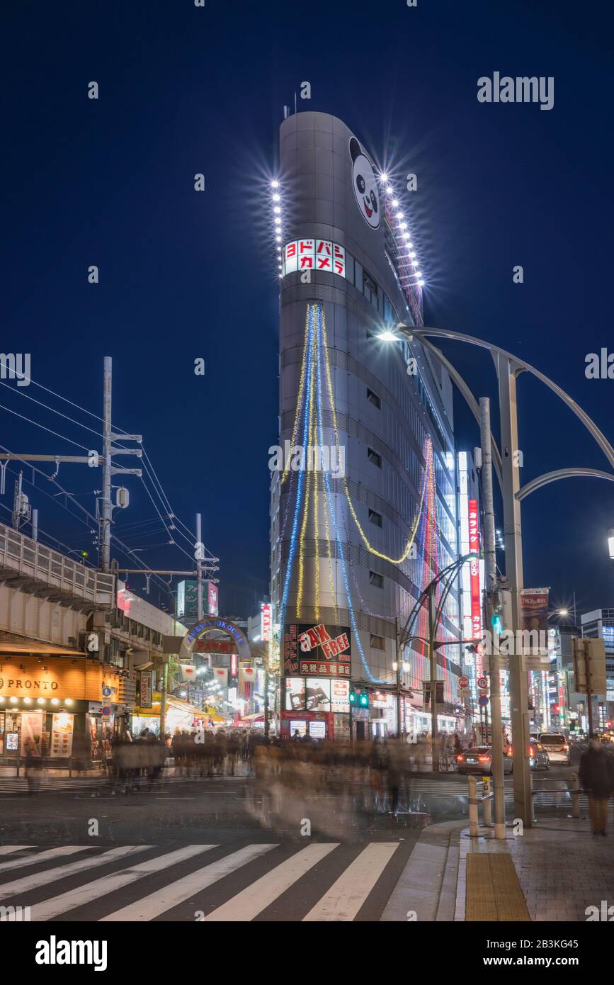 Tokio, japan - 02. januar 2020: Blick auf die Ueno Park Street, die von den Yamanote-Linien übersehen wird und zur Sightseeing-Straße von Ameyoko führt Stockfoto