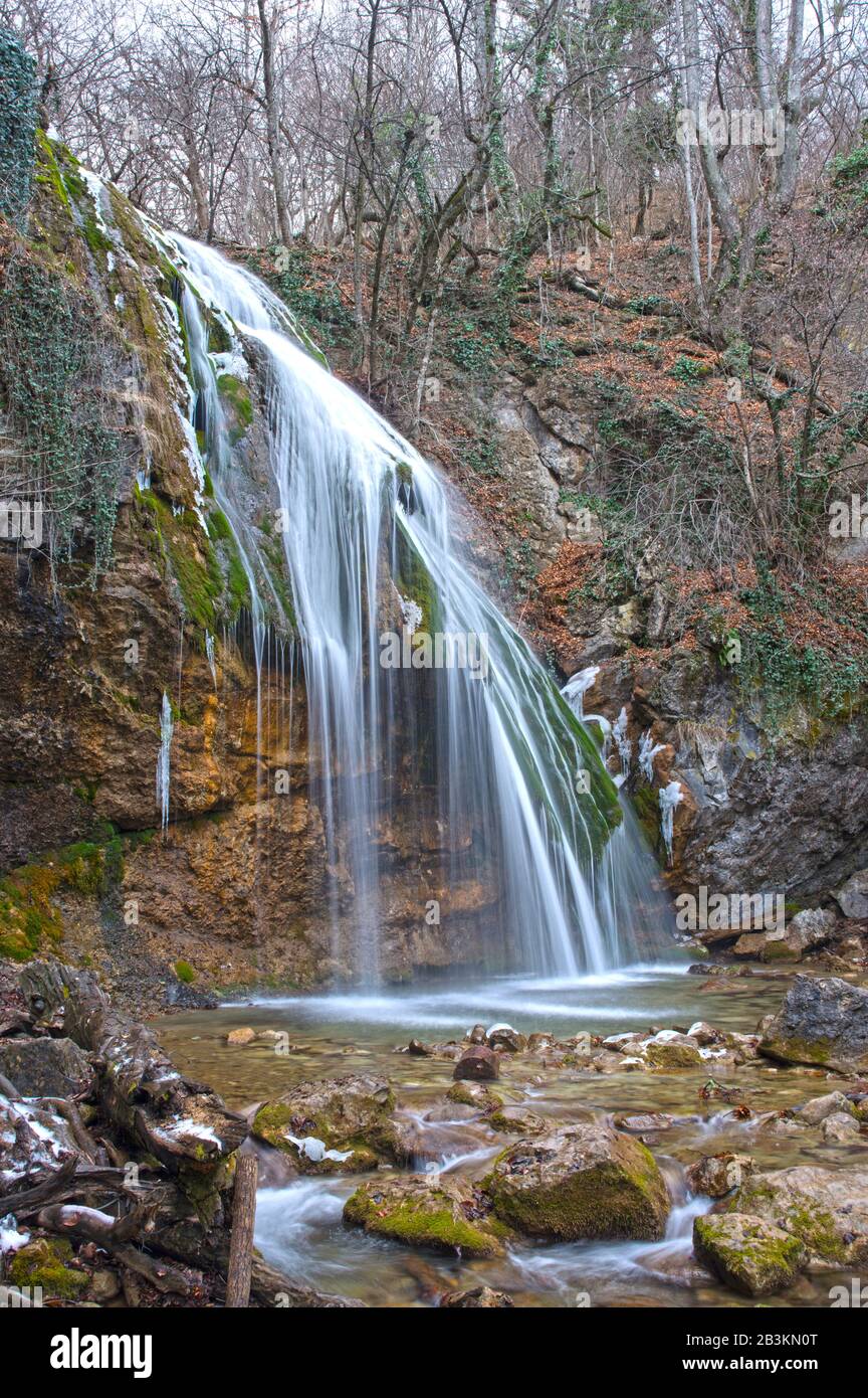 Der Wasserfall Djur-djur hat im Winter einen solchen Blick. Dies ist ein berühmter Wasserfall der Krim, der in den Bergen liegt. Stockfoto