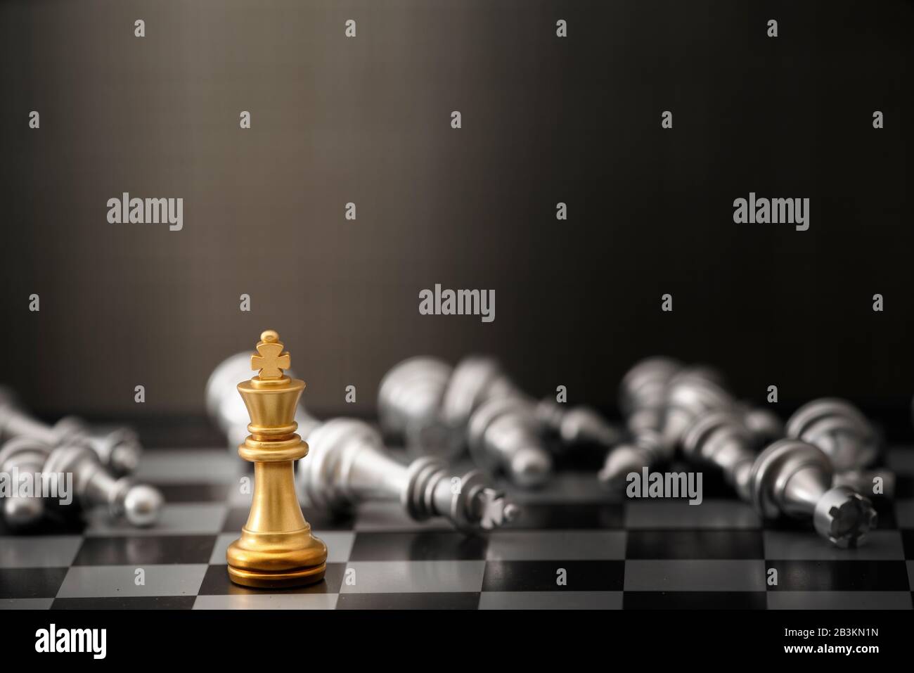Goldenes und silbernes Schach auf Schachbrett, Geschäftskonzept Stockfoto