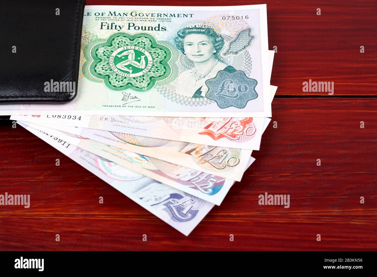 Währung der Insel Man in der schwarzen Geldbörse Stockfoto