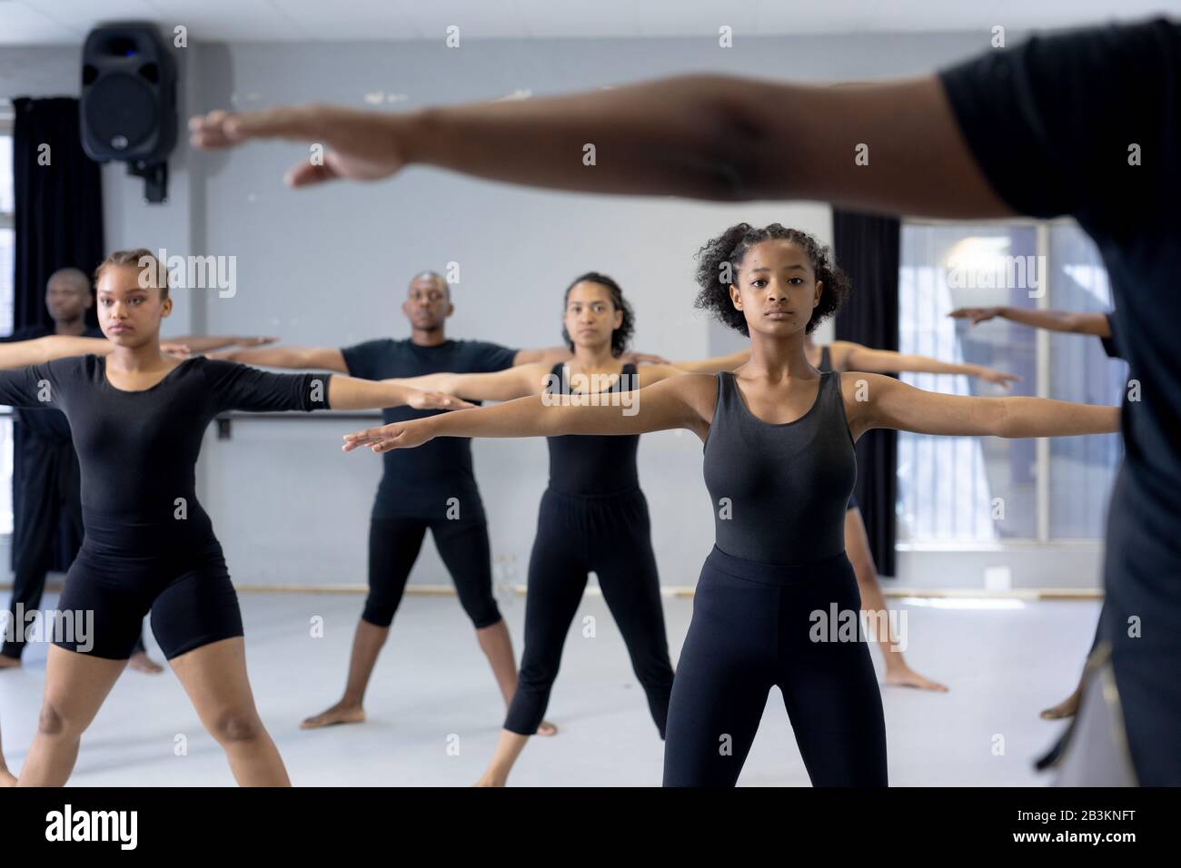 Gruppe moderner Tänzer, die in einem Studio eine Tanzroutine praktizieren Stockfoto