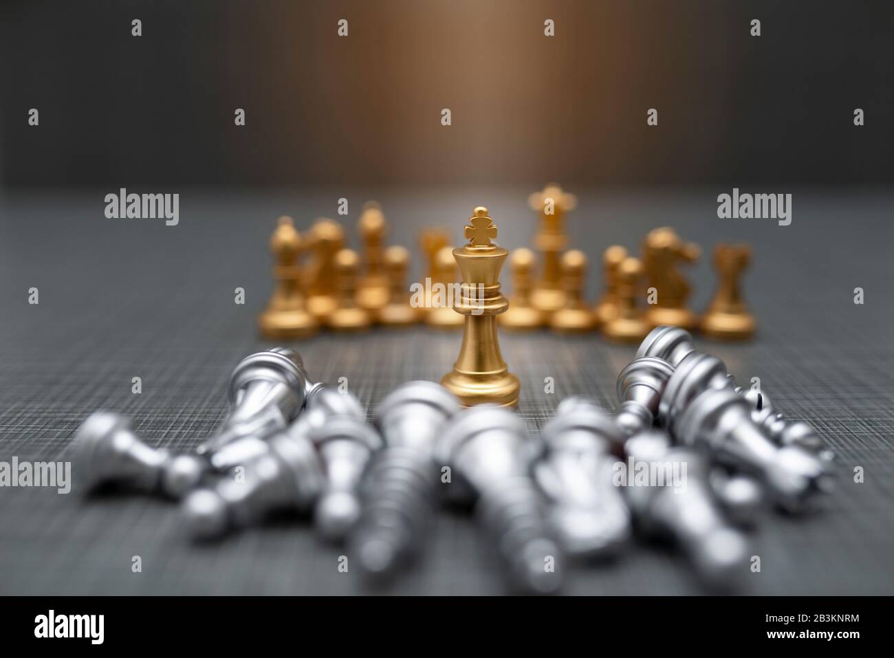 Goldenes und silbernes Schach auf Schachbrett, Geschäftskonzept Stockfoto