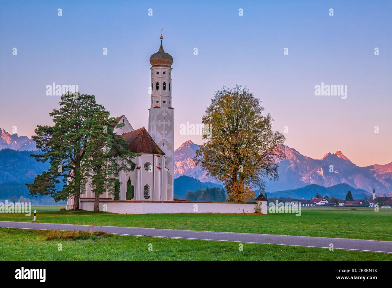 Schöne St. Coloman-Kirche, beliebte Touristenattraktion in Bayern, Deutschland im Morgengrauen Stockfoto