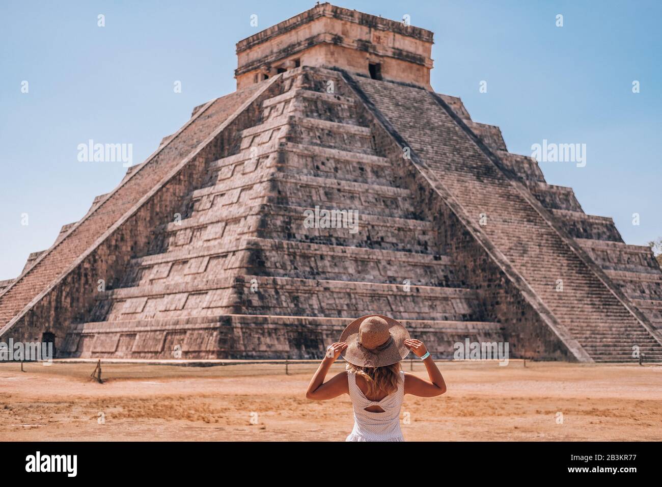 Eine Frau, die Reisetourismus in Chichen Itza, Maya-Riviera, Mexiko genießt Stockfoto