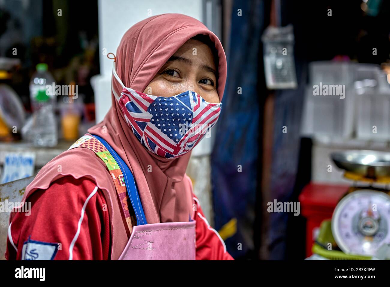 Coronavirus mask; Frau, die eine Gesundheitsschutzmaske mit US-Flaggendesign trägt, gegen die Bedrohung durch die Coronavirus-Grippe von 2020; COVIC-19 Stockfoto
