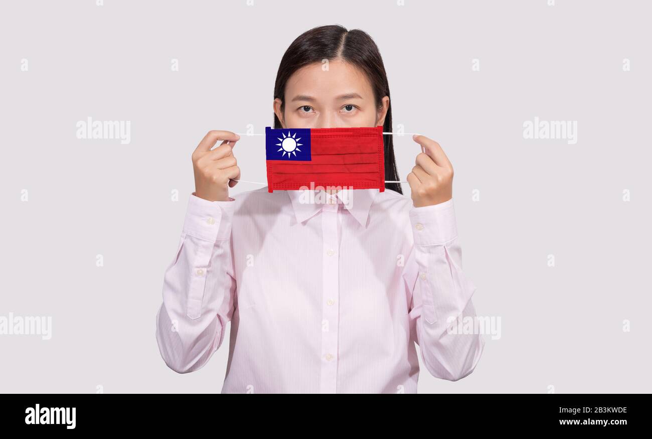 Asian Woman mit hygienischem Gesichtsmaskenbild Taiwan-Flagge zum Schutz vor dem Coronavirus 2019 (COVID-19) Infektionsausbruch, dem Virus oder Stockfoto