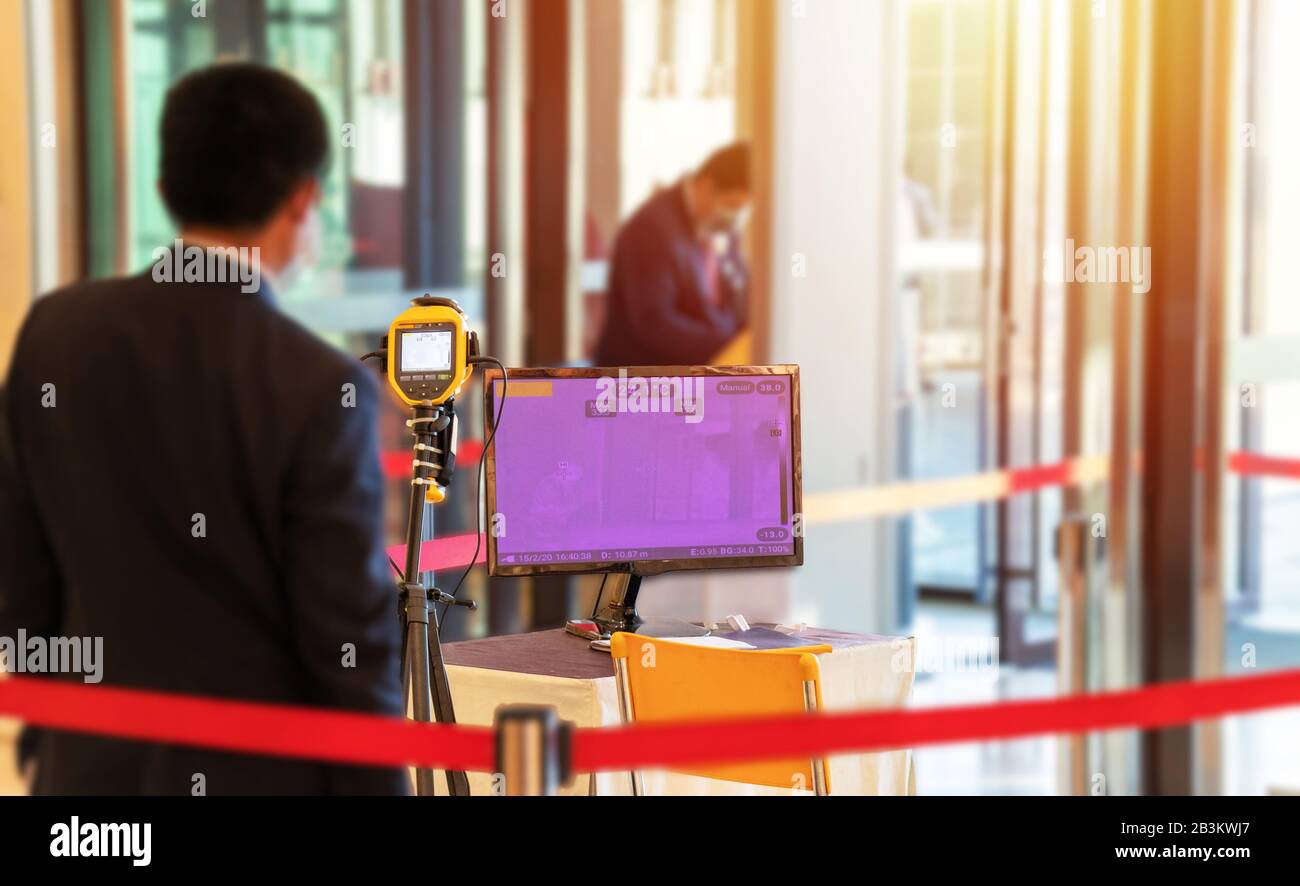 ThermoScan Kamera an den Screening-Punkten am Eingang des Einkaufszentrums zu vorbeugenden Maßnahmen gegen die Ausbreitung des COVID-19-Virus aus Sorge Stockfoto