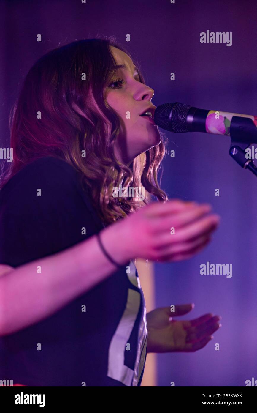 Glasgow, Schottland 4th. März 2020. Gabrielle Aplin tritt am ersten Tag ihrer letzten UK-Tour in St. Luke's auf Stockfoto