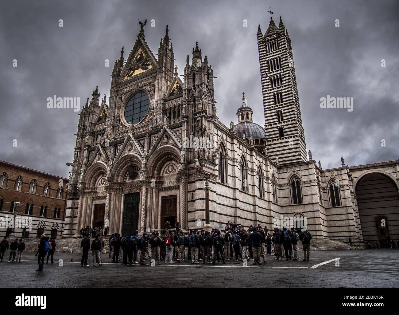 Italien, Toskana, Siena, Kathedrale von Siena, Wolken auf der Mariä-Himmelfahrt-Kathedrale Stockfoto