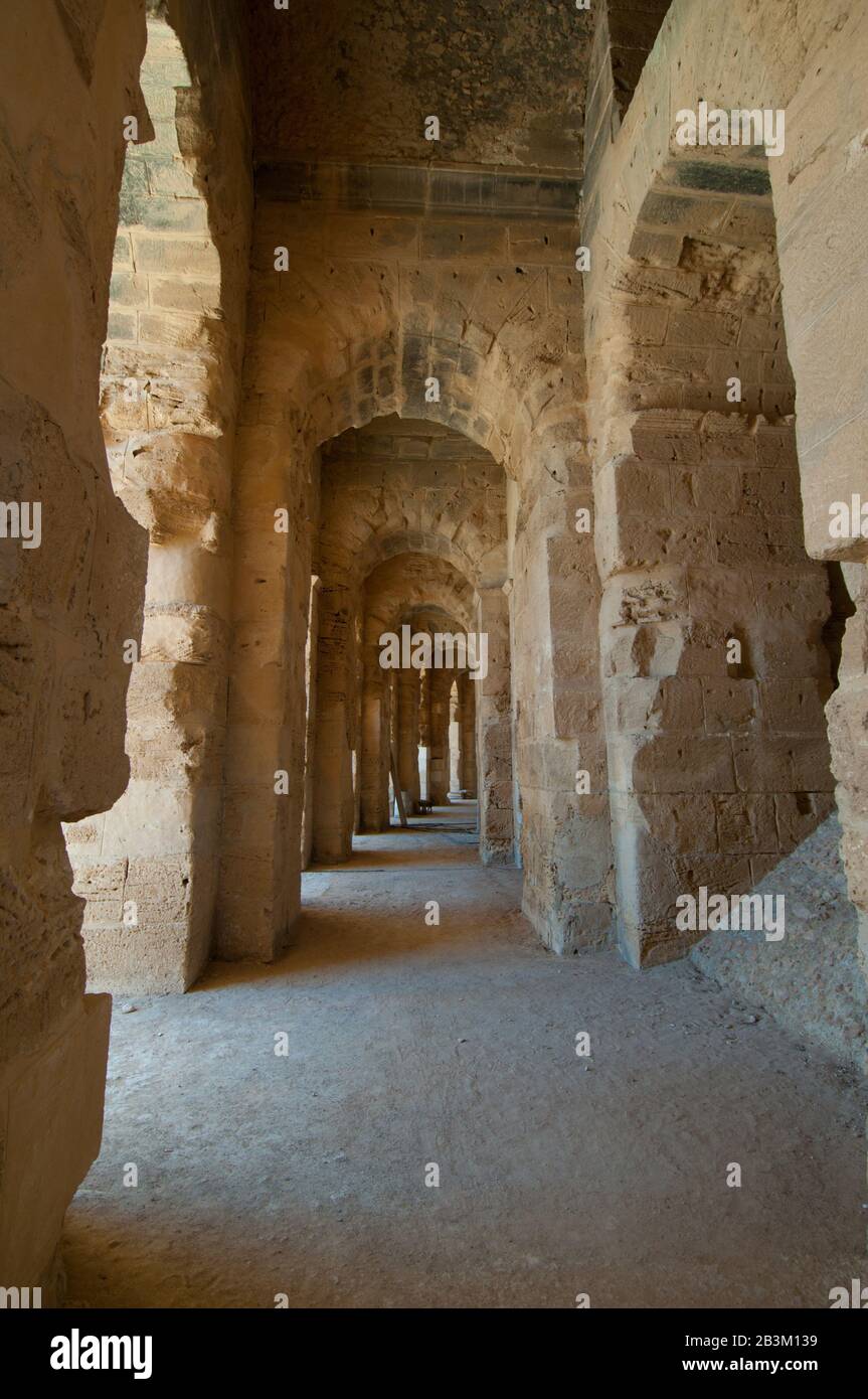 Das römische Kolosseum in El Djem ist eines der größten Kolosseum. Dies ist eine der Galerien, die den Zuschauerraum umrunden. Stockfoto