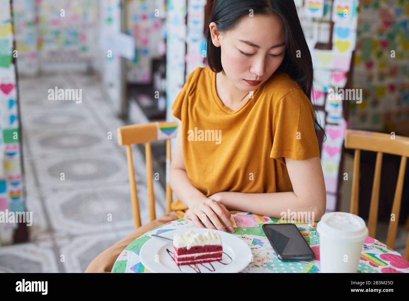 Nachdenkliche Frau in einem Café Stockfoto