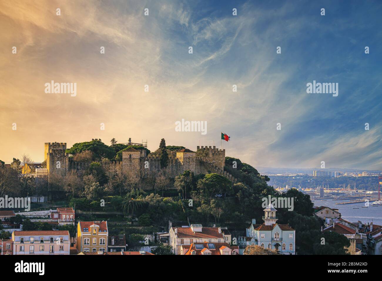 Schloss Castelo Sao Jorge auf einem Hügel in Lissabon, Portugal Stockfoto