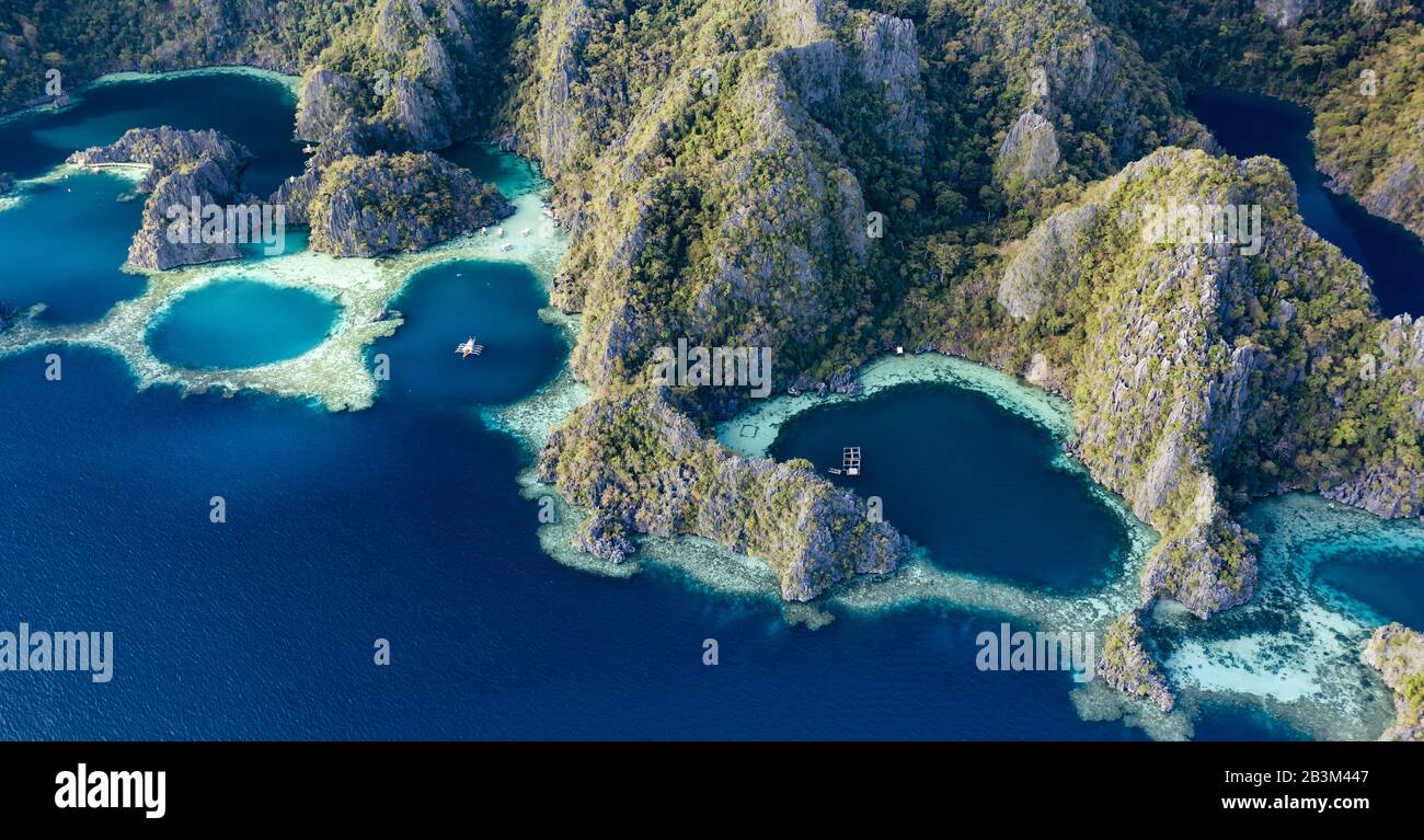 Blick von oben, atemberaubender Blick auf die Twin Lagunen, umgeben von Felswänden. Die Twin Lagoons sind eines der beliebtesten Reiseziele in Coron. Stockfoto