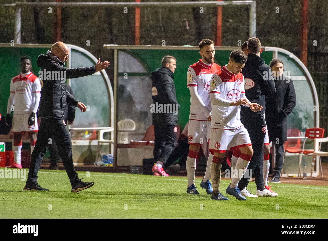 Volkslingen, Deutschland. März 2020. Trainer Uwe ROESLER (links, R? Sler, D) und Sportdirektor Lutz PFANNENSTIEL (rechts, D) sind enttäuscht, enttäuscht, Enttäuschung, Enttäuschung, traurig, frustriert, frustriert, frustriert, ganze Figur, Fußball, DFB-Pokal, Viertelfinale, 1. FC Saarbrücken (SB) - Fortuna Düsseldorf (D) 7: 6 IE am 03.03.2020 in Voelklingen/Deutschland. Weltweite Nutzung Credit: Dpa / Alamy Live News Stockfoto